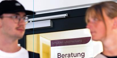 Mann und Frau vor Schild "Beratung"