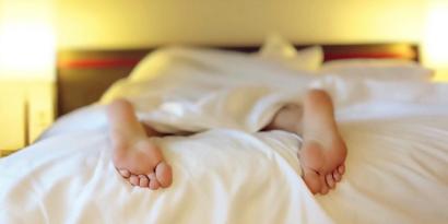 Füße im Bett