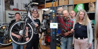 Team der Tagesstätte mit E-Bike