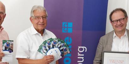 Überreichung Urkunde Theresia-Baumann-Stiftung