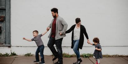 Familie Hand in Hand