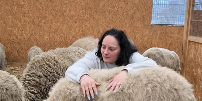 Frau streichelt Schaf