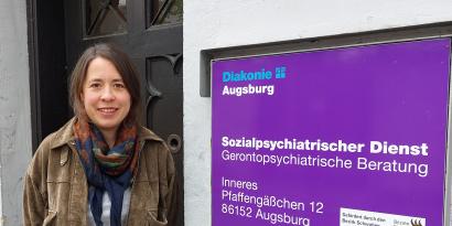 Katharina Lucas am Eingang zum Sozialpsychiatrischen Dienst