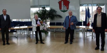 Anton Kreuzer (von links), Dr. Ilona Luttmann, Bürgermeister Paulus Metz und Pfarrer Fritz Graßmann beim Projektabschluss im großen Sitzungssaal. Foto: DWA/Riske
