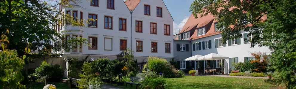 Garten des Schlößles mit Blick auf das Pflegeheim Stadtbergen
