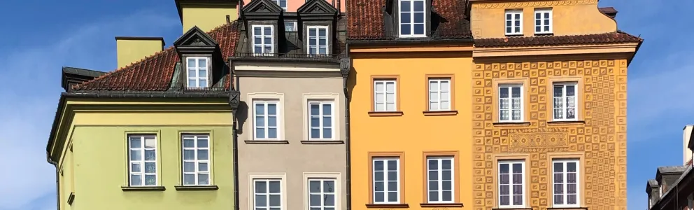 4 nebeneinander stehende Häuser