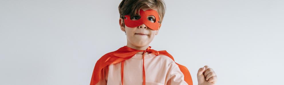 Kind als Superheld verkleidet