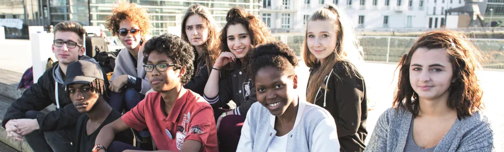 Gruppe jugendlicher Migrant:innen