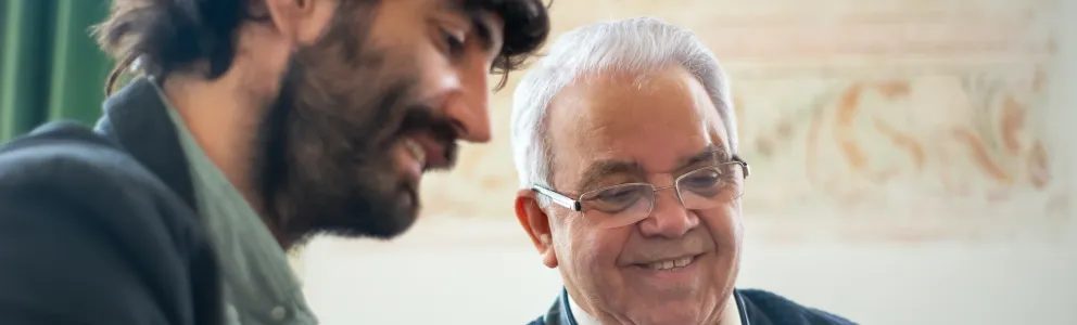 Senior in Beratungssituation mit einem Mann