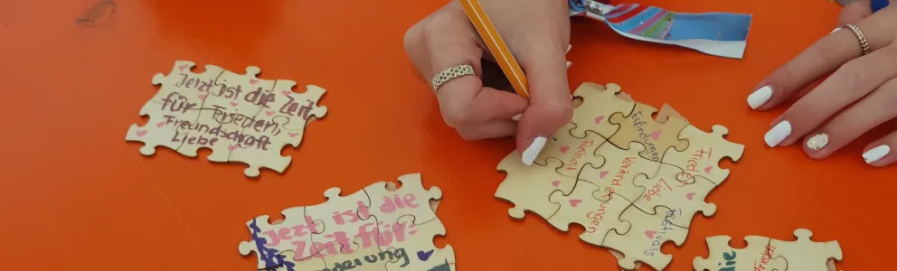 Jugendliche beschreiben Puzzleteile