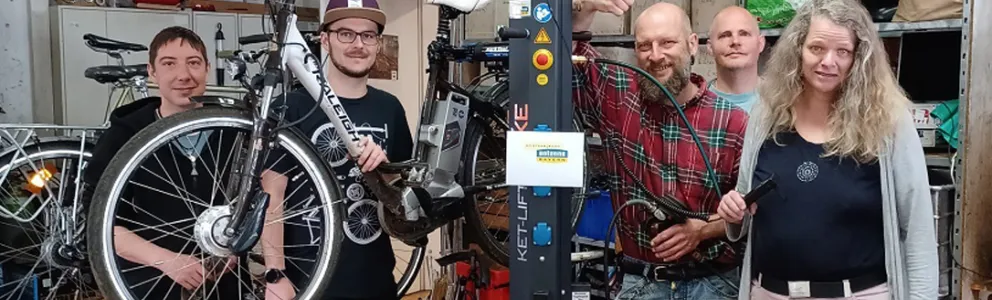 Team der Tagesstätte mit E-Bike