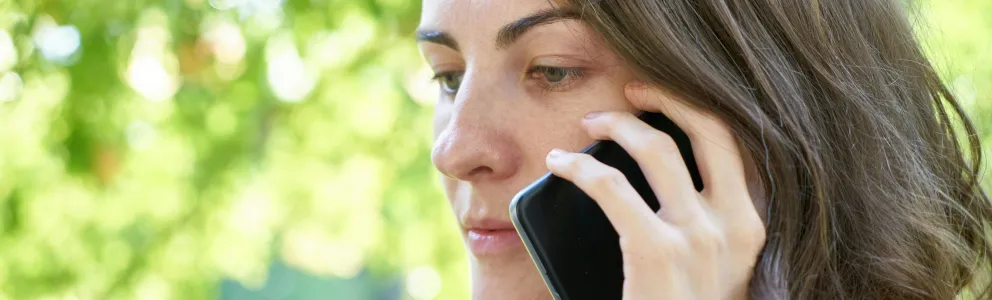 Frau am Telefon