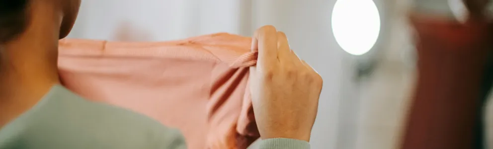 Frau mit T-Shirt in der Hand