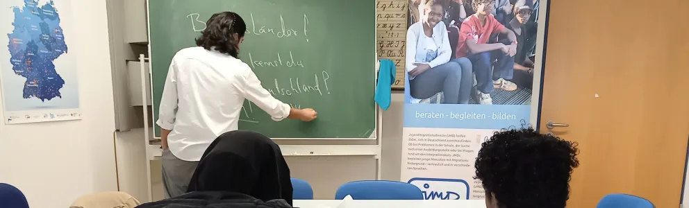 Sprachpate mit zwei Schülern