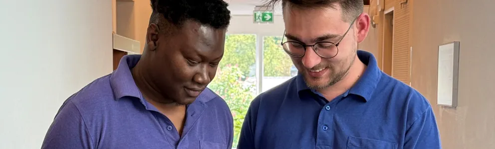 Pflegekräfte bei der digitalen Pflegedokumentation