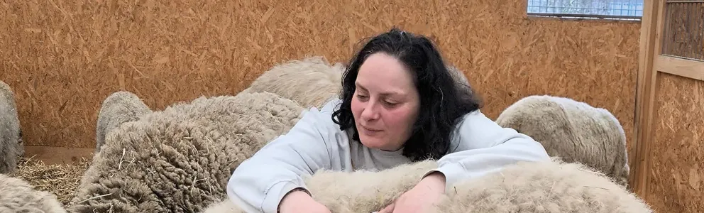 Frau streichelt Schaf