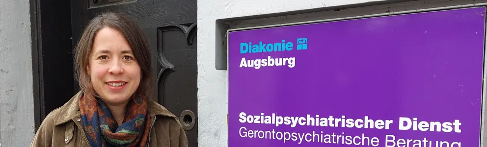 Katharina Lucas am Eingang zum Sozialpsychiatrischen Dienst