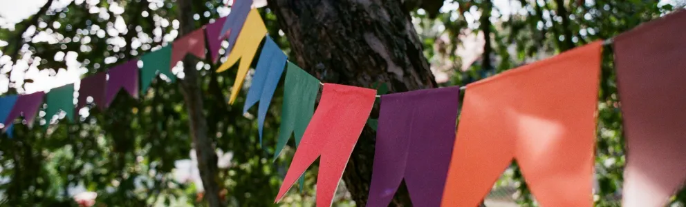 Bunte Girlande hängt zwischen Bäumen