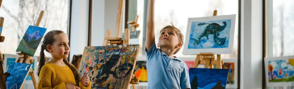 Symbolfoto HPT Augsburg: Zwei Kinder spielen in einem Kunstraum mit einem Papierflieger. Foto: Pexels