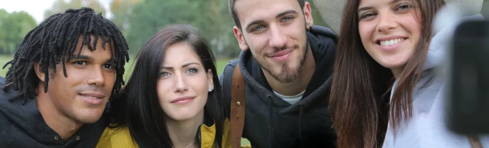 Vier junge Erwachsene machen ein Selfie
