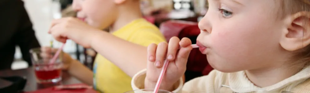 Zwei Kinder beim Essen