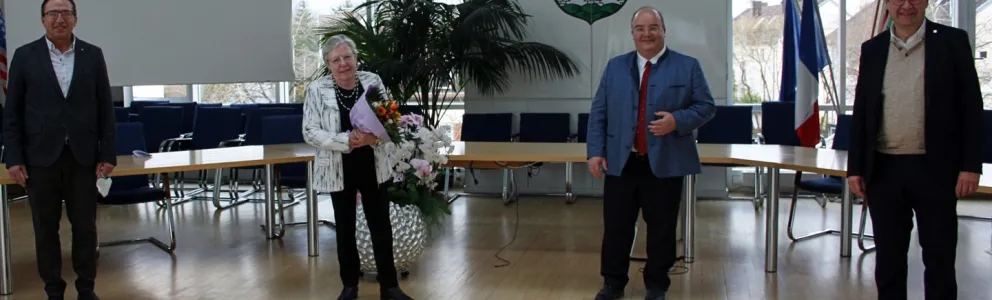 Anton Kreuzer (von links), Dr. Ilona Luttmann, Bürgermeister Paulus Metz und Pfarrer Fritz Graßmann beim Projektabschluss im großen Sitzungssaal. Foto: DWA/Riske