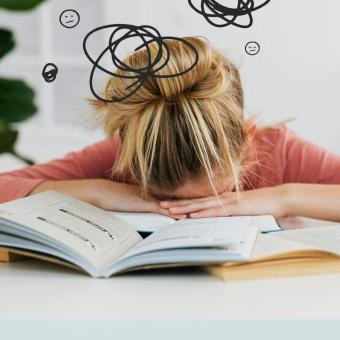 Frau stützt den Kopf auf Bücher