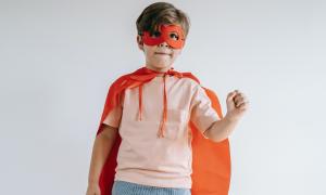 Kind als Superheld verkleidet